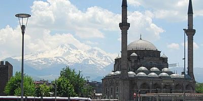 Diyanet İşleri Başkanı açıkladı; Cuma dahil tüm namazlara ara verildi…