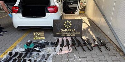 Diyarbakır'da görev yaptığı Polis memurunun kiraladığı otomobilden kaleşnikoflar çıktı