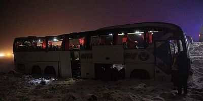 Diyarbakır'da yolcu otobüsü buzlanma nedeniyle şarampole düştü