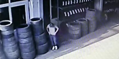 Dizüstü bilgisayarı tişörtünün içine saklayıp çaldı