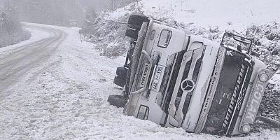 Domaniç İnegöl Yolunda tır devrildi: 2 ağır yaralı