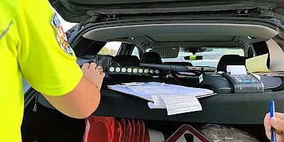 Düğün konvoyunda havaya ateş eden çakarlı aracın sürücüsüne ceza