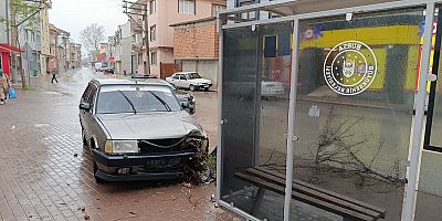 'Dur' ihtarına uymayan ehliyetsiz sürücü durağa çarptı