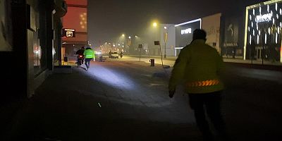 ‘Dur' ihtarına uymayıp polise çarptı.. Polisin yaralandığı anlar kamerada