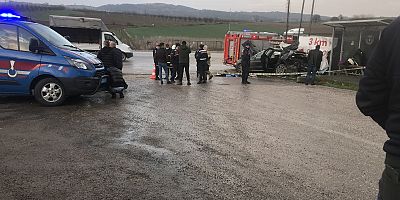Duvara çarpan araçta 1 kişi hayatını kaybetti.