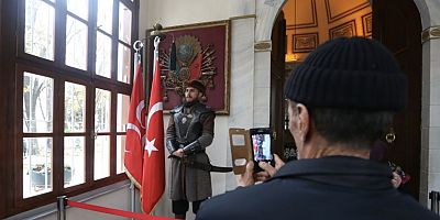 Ecdada saygı için Osman Gazi Türbesi'nde gün boyu nöbet tutuyorlar