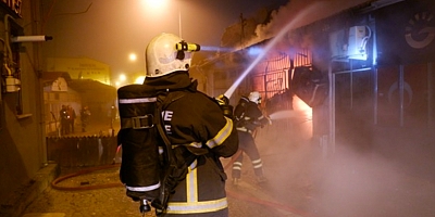 Edirne’de 5 iş yerinin küle döndüğü yangında, çakmakçı dükkanı bomba gibi patladı