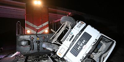 Edirne'de yolcu treni raylarda bırakılan beton pompası aracına çarptı