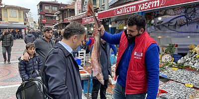 Edirneli balıkçıların Karadeniz'de yakaladığı köpek balığı pazarda sergileniyor
