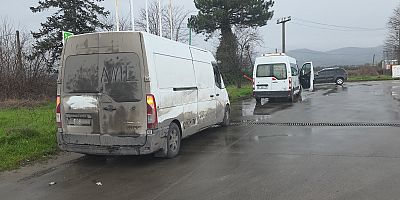 Ekmek almak için indiği sırada araç çarptı: Servis şoförü yaralandı