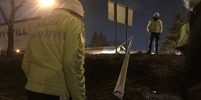 Elektrik direği yola devrildi