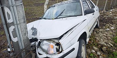 Elektrik Direğine Çarpan Otomobilde 2 Yaralı