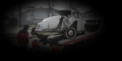 Elektrik direğine çarpan otomobilin sürücüsü yaralandı