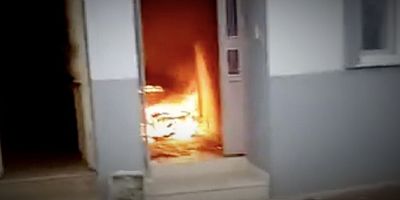 ELEKTRİKLİ BİSİKLET BİNA GİRİŞİNDE YANDI BİR KİŞİ DUMANDAN ETKİLENDİ