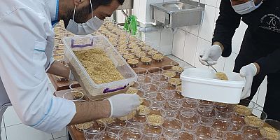 Elleri ile hazırladıkları tatlıları sağlık çalışanlarına ikram ettiler