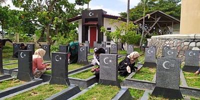 Endonezya'da ki Türk şehitliğini ziyaret etti