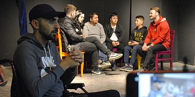 ENGELLERİ TİYATRO İLE AŞIYORLAR