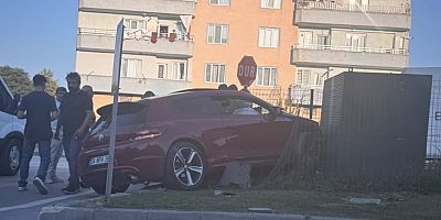 Ertuğrulgazi Caddesi’nde Kontrolden Çıkan Otomobil Trafoya Çarptı