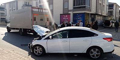 Ertuğrulgazi Mahallesi’nde Otomobil ile Kamyon Çarpıştı: 3 Çocuk Yaralandı