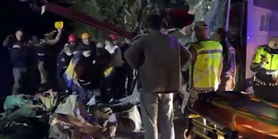 Erzurum'da yolcu otobüsü traktöre çarptı, 2 kişi öldü 18 kişi yaralandı