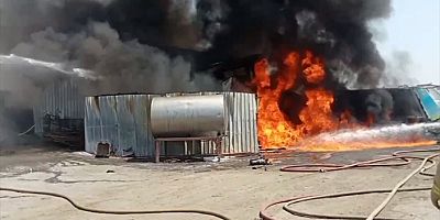 Esenyurt'ta çöp araçlarının bakım tesisinde çıkan yangın söndürüldü