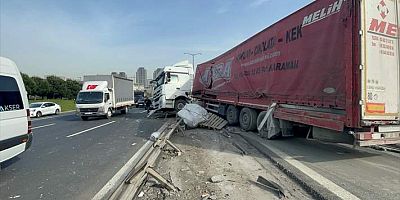 Esenyurt'ta refüje çarpan tır trafik yoğunluğu oluşturdu