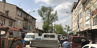 EVDE BUNALAN VATANDAŞLAR KENDİLERİNİ SOKAKLARA ATTI