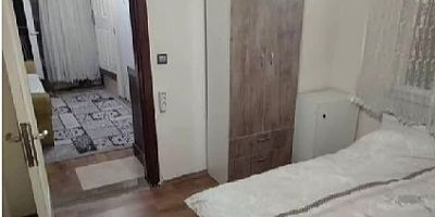 Evini aparta çevirip, prizlere gizli kamera yerleştirdi