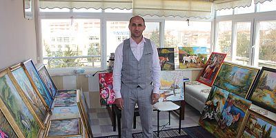 EVİNİ YAĞLI BOYA RESİMLERİYLE DOLDURDU
