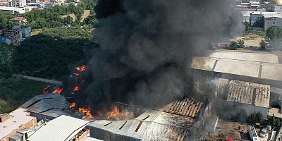Fabrika ve geri dönüşüm tesisinde çıkan yangına müdahale ediliyor