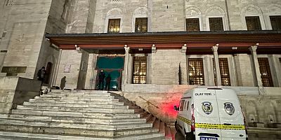 Fatih Camisi'nde Namaz Sırasında Huzursuzluk Çıkaran Şahıs, İmamı ve Cemaat Üyesini Bıçakladı