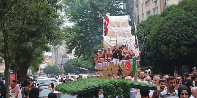 Fatih Sultan Mehmet Han'ın temsili gemisi İnegöl'de karadan yürütüldü