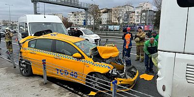 Fatih'te servis minibüsünün çarptığı taksinin sürücüsü yaralandı