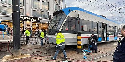 Fatih'te tramvay raydan çıkıp elektrik direğine çarptı