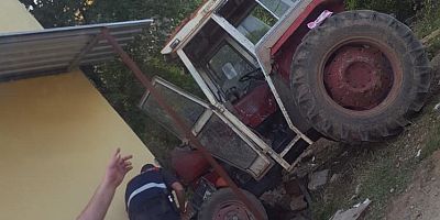 FRENİ BOŞALAN TRAKTÖR EVE DALDI