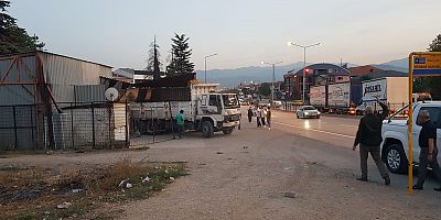 FRENİ PATLAYAN KAMYON DÜKKANA GİRDİ KAZADA  2 KİŞİ YARALANDI