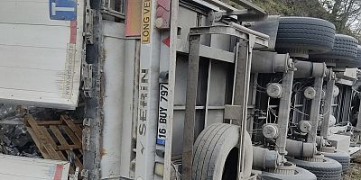 Freni patlayan su yüklü tır devrildi: 1 yaralı