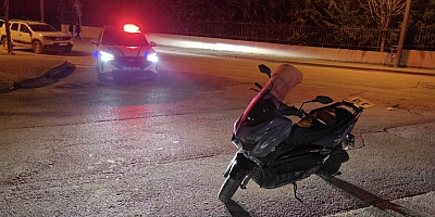 Freni Tutmayan Motosiklet Devrildi: Sürücü Yaralandı