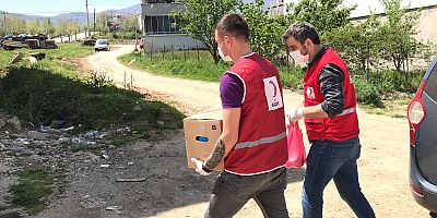 FUTBOLCULAR KIZILAY İLE BİRLİKTE ERZAK DAĞITIYOR