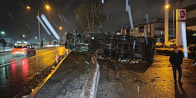 İnegöl’de  içecek yüklü kamyon devrildi