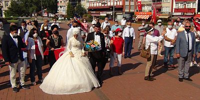 Gelin ve damat ‘Zafer Bayramı’ coşkusuna ortak oldu