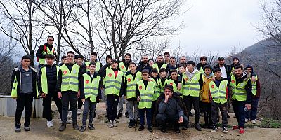 Gençlerden 13 kilometrelik doğa yürüyüşü