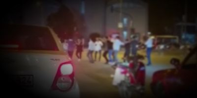 Gençlerin kırmızı ışıktaki asker eğlencesi kameraya yansıdı