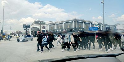 Gençlerin tehlikeli geçişi