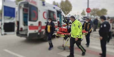 Geri manevra yapan hafif ticari aracın çarptığı yaşlı adam yaralandı