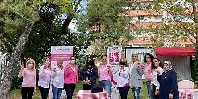 Gönüllü kadınlar kanser hastaları için anahtarlık ördü