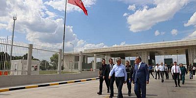 Gurbetçiler Vali Sezer'e sınır kapılarında bekleme sürelerinin kısalmasından duydukları memnuniyetlerini iletti