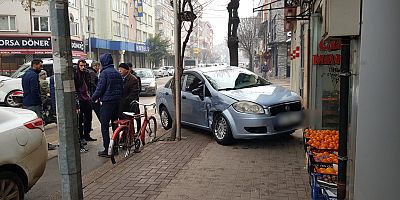 Hafif ticari araç ile çarpışan otomobilin sürücüsü yaralandı