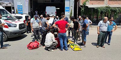 Hafif ticari araca arkadan çarpan şarjlı motosiklet sürücüsü yaralandı 