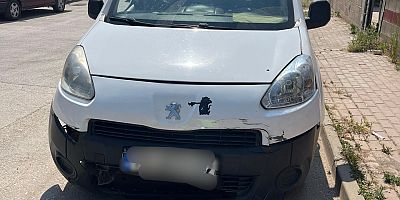 Hafif ticari araca çarpan motosiklet sürücüsü ağır yaralandı